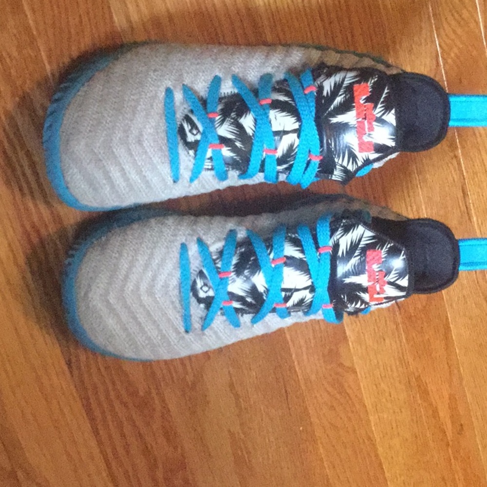 LEBRON 16 south beach edition